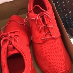 nike roshe one (gs)size 7y women